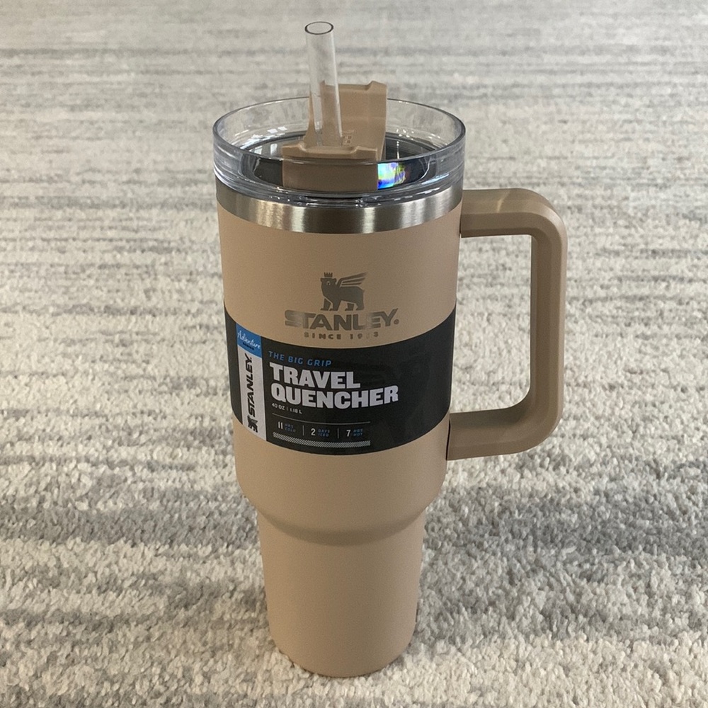 NWT Stanley Travel Quencher in color Driftwood, 40oz